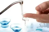 Usar água para limpar Lentes de Contacto
