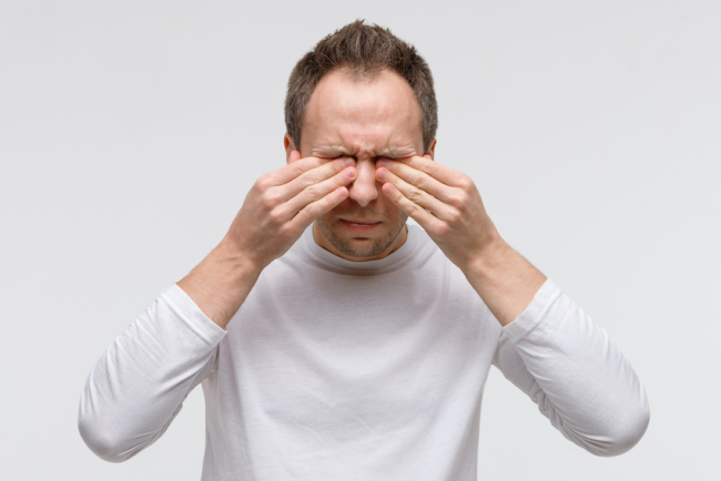 Olhos lacrimejantes: causas e tratamentos