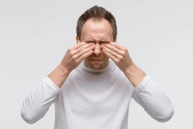 Olhos lacrimejantes: causas e tratamentos Olhos lacrimejantes: causas e tratamentos