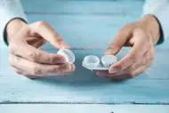 Colocar as lentes na água