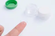 Como remover lentes de contacto