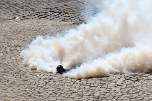 Gás lacrimogéneo perigoso para os olhos