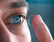 O que acontece se colocar uma lente de contacto rasgada?