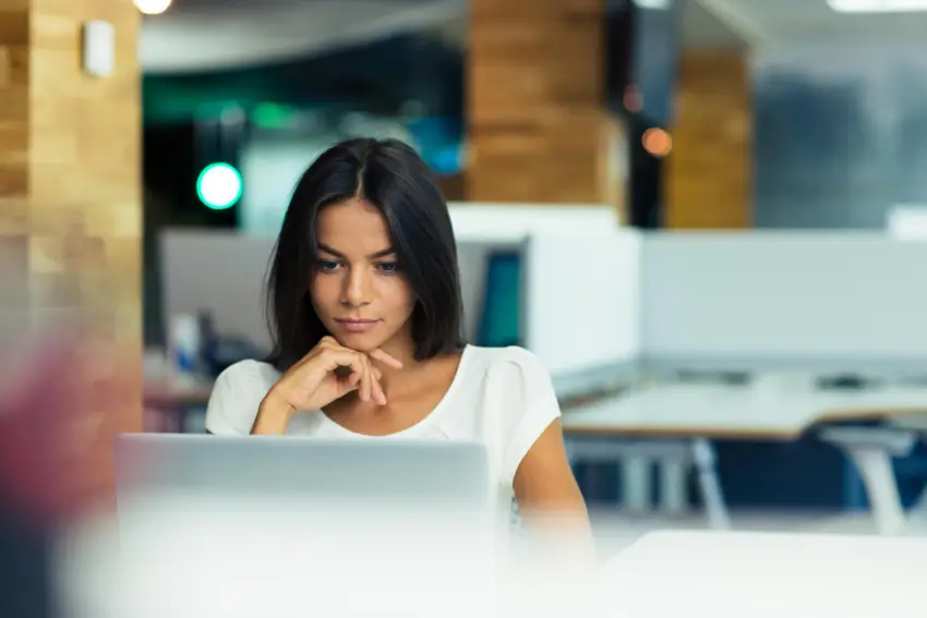 Conselhos se usa lentes de contacto e passa muito tempo em frente ao computador