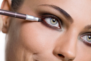 Doenças visuais que surgem devido ao uso de cosméticos