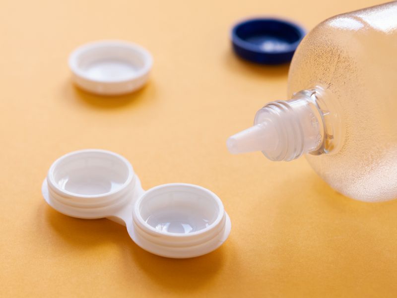 O líquido para lentes de contacto serve como colírio? Riscos e alternativas.