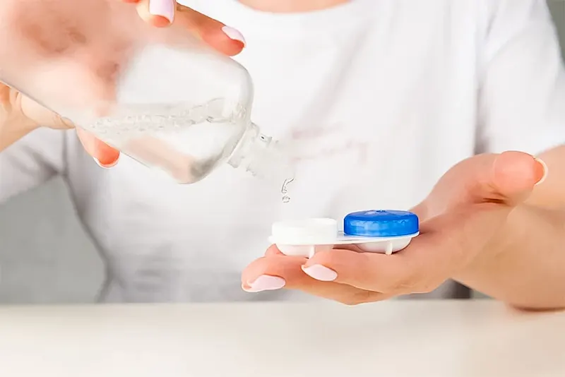 O que acontece se misturar marcas diferentes de solução para lentes de contacto? É seguro?