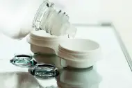 É possível aplicar líquido para lentes de contacto no olho? É seguro?